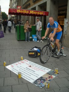 Jens Singer beim Radln auf dem Münchner Marienplatz