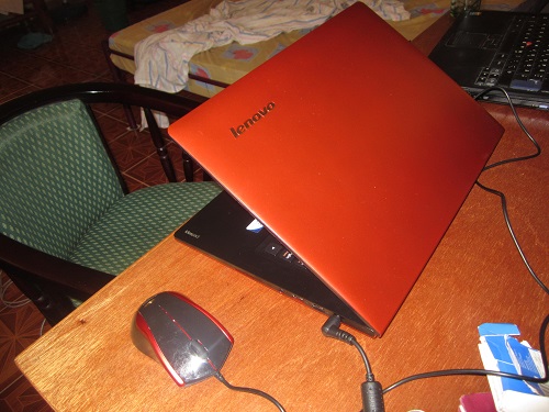 roter lenovo Laptop